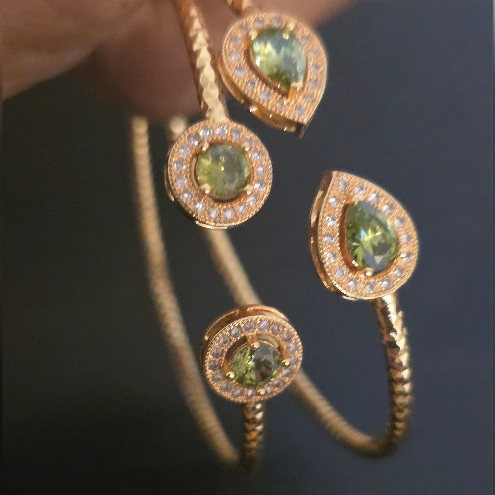 Beautiful crystal bangel. Free size. White gold. NEW